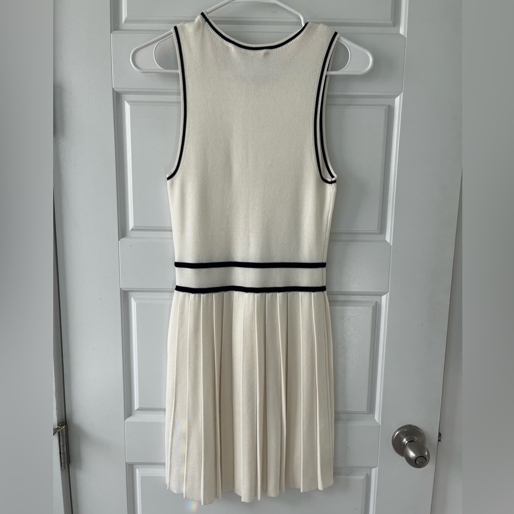 Abercrombie - Pleated Knit Golf Dress in White/Black, XS - Picture 4 of 6